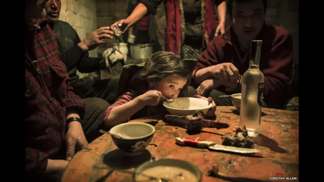 موسم سرما کے مسکن کو چھوڑنے سے پہلے آخری رات کا کھانا شوہان کا خاندان اکھٹے کھاتا ہے۔ٹموتھی ایلن کے بقول یہ کھانا گوشت اور چائے پر مبنی ہوتا ہے اور اس کے ساتھ روسی شراب ووڈکا کی چند بوتلیں بھی کھلتی ہیں اور شرکا ایک دوسرے کے لیے اچھی صحت اور محفوظ سفر کی نیک خواہشات کا اظہار کرتے ہیں۔