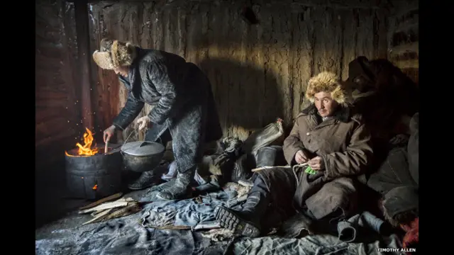 اس راستے میں گاہے بگاہے آپ کو ایسی جھونپڑیاں ملتی ہیں جہاں یہ گڈریے قیام کرتے ہیں۔ منگولیا کی حکومت کی جانب سے فراہم کی جانے والی یہ جھونپڑیاں اونچے پہاڑوں کے درمیان درّوں میں بنائی گئی ہیں جہاں اکثر خراب موسم کی وجہ سے گڈریے پناہ لینے پر مجبور ہو جاتے ہیں۔ 