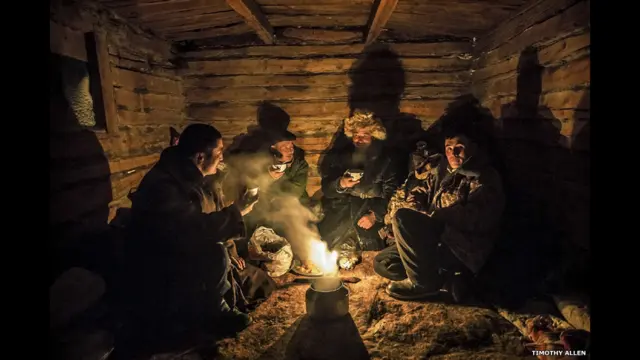 راستے میں قائم چھوٹی چھوٹی جھونپڑیاں بہت جلد ہی لوگوں سے بھر جاتی ہیں۔ یہاں سونے کے لیے گڈریے جانوروں کی کھالیں اپنے ساتھ رکھتے ہیں۔