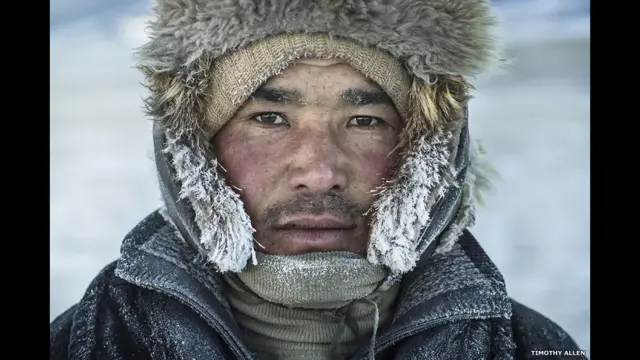 یہ شوہان ہیں جو منفی 40 ڈگری سینٹی گریڈ کی ایک رات بسر کر کے جاگے ہیں۔ ہر روز شوہان اپنے سفر کا آغاز پو پھوٹتے ہی کر دیتے ہیں اور اُس وقت درجۂ حرارت بہت کم ہوتا ہے۔ 