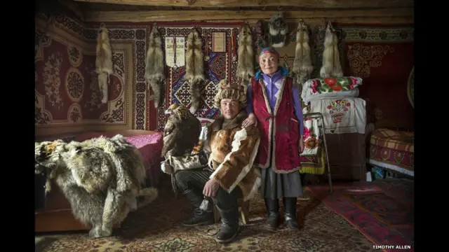 پانچ دن کے سفر کے بعد اپنی اہلیہ پرما سے شوہان کی ملاقات مغربی منگولیا کے ’توان بوگڈ نیشنل پارک‘ میں ہوئی جہاں ان کا موسم بہار کا مسکن واقع ہے۔ شوہان اور پرما کا خاندان سال میں چھ مرتبہ ہجرت کرتا ہے اور اس دوران وہ موسمِ سرما کے تین گھروں اور سوسم گرما کے کئی کیمپوں میں زندگی گزارتا ہے۔(جملہ حقوق ٹموتھی ایلن کے نام محفوظ ہیں: www.humanplanet.com