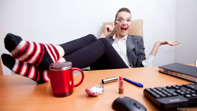 Una empleada con los pies en el escritorio y otros hábitos molestos