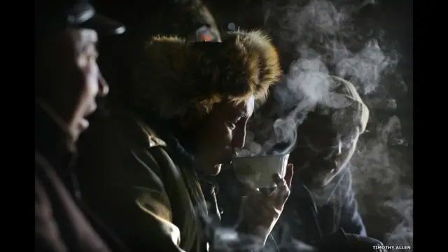 گڈریوں کے اونٹوں پر ہمیشہ ٹھنڈا یا منجمد گوشت اور ایک چولہا بھی لادا جاتا ہے تاکہ شام کو گرما گرم کھانا کھایا جا سکے۔کچھ گوشت بچا کے رکھا جاتا ہے جسے اگلے دن سفر کے دوران روٹی کے ساتھ کھایا جاتا ہے۔ خاندہ بدوشوں کی خوراک میں گوشت اور دودھ، دہی اور پنیر کا بڑا حصہ شامل ہوتا ہے۔ مغربی منگولیا میں سبزیاں بہت کم ہی اگتی ہیں اور درآمد کی جانے والی سبزیاں بھی شدید سردی میں منجمد ہو جاتی ہیں۔ 