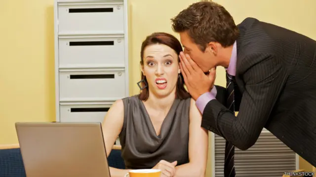 Una persona le dice un secreto a otra