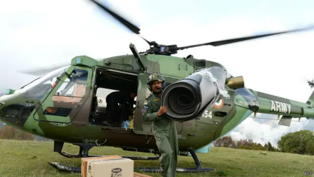 وزارتِ داخلہ حکام کا کہنا ہے کہ 20 ہیلی کاپٹرز امدادی اشیا لے کر دور دراز کے علاقوں میں جا رہے ہیں