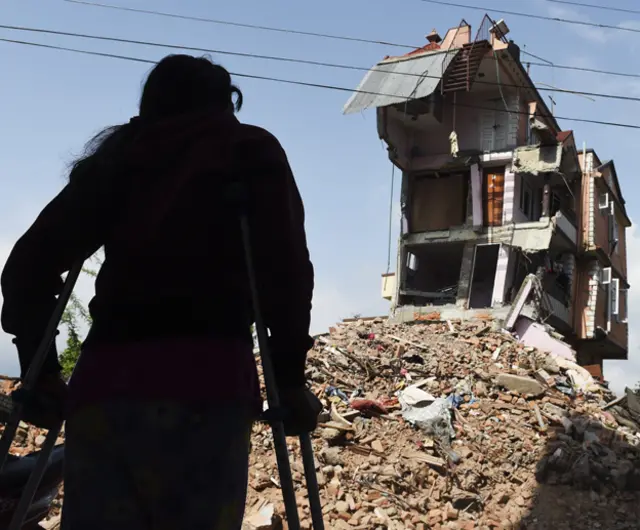 د نیپال پر دولت هم نیوکه کېږي چې د مرستو په رسولو کې پاتې راغلی دی. 