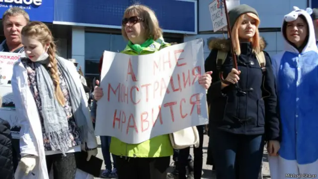 Участница акции "Монстрация" в Новосибирске