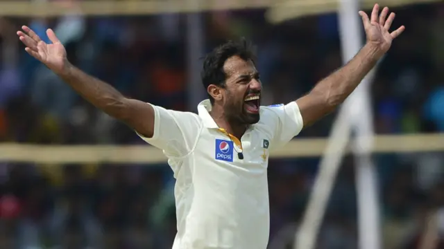 وہاب ریاض نے پہلی اننگز میں تین وکٹیں حاصل کیں لیکن دوسری اننگز میں کوئی وکٹ حاصل نہ کر سکے