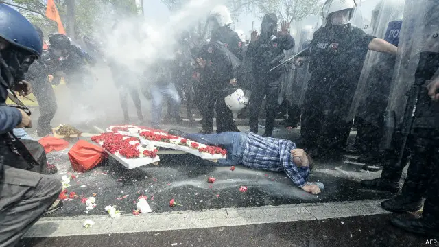 الحكومة التركية تقول إن ميدان تقسيم متاح أمام مَن يأتون إليه بصورة سلمية، وليس أمام "مظاهرات غير قانونية".