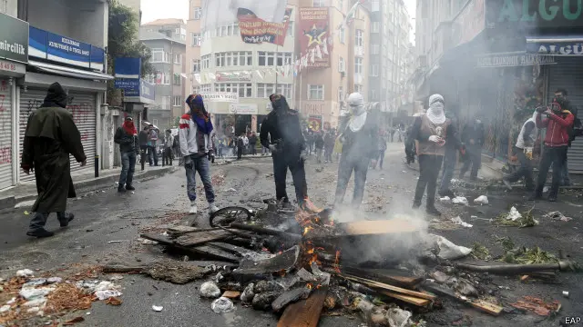 ظهر ملثمون وسط المتظاهرين في إسطنبول.