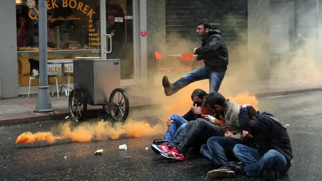 استخدمت الشرطة التركية قنابل الغاز المسيل للدموع وخراطيم المياه لتفريق بعض المتظاهرين.