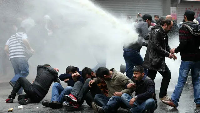 اعتقلت السلطات التركية عشرات الأشخاص.