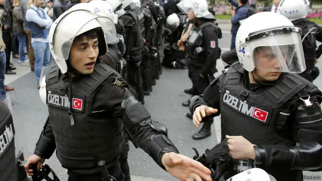 انتشر آلاف من أفراد الشرطة تحسبا للمظاهرات.