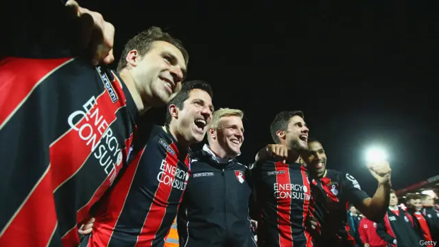 Эдди Хоу и футболисты "Борнмута"