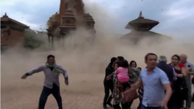 د نیپال د زلزلې پر مهال ډېر سیلانیان د زړو معبدونو او تاریخي سیمو په لیدو بوخت ول.