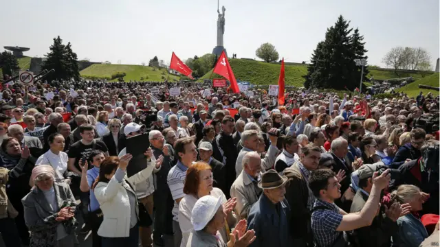 Несколько сторонников КПУ собрались на территории музея Великой Отечественной войны 1 мая, несмотря на запрет властей Киева проводить массовые акции.