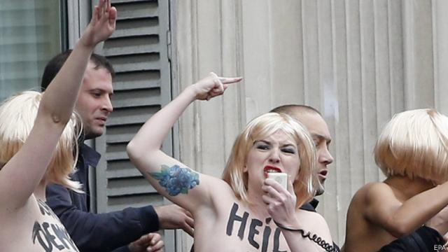 Активистки Femen протестуют против выступления лидера "Национального фронта" Марин Ле Пен в Париже
