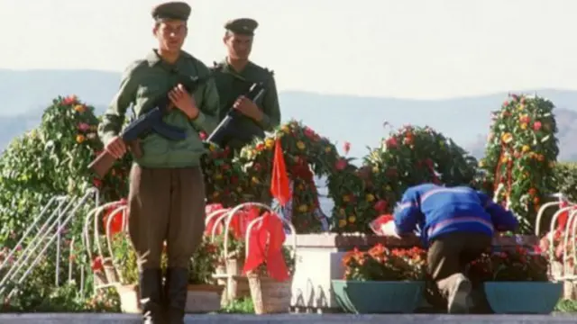 霍查19944年夺取政权，并在阿尔巴尼亚实行一党专制。