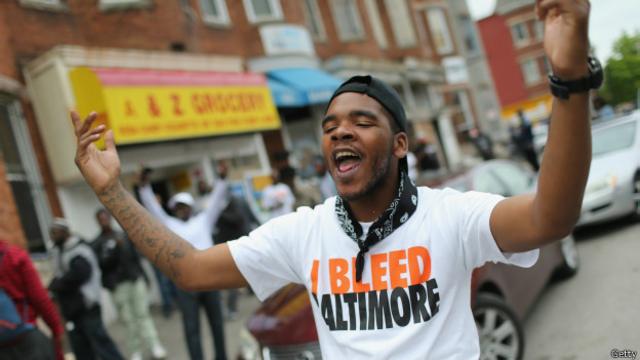 Muchos en Baltimore celebraron la decisión de la fiscalía de procesar a los policías responsables de la muerte del joven Freddie Gray.