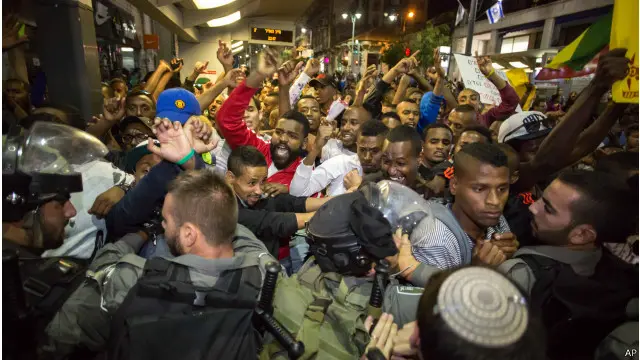 شارك حوالي ألف متظاهر من اليهود الإثيوبيين في الاحتجاج للمطالبة بالتحقيق في "التمييز العرقي الذي تمارسه الشرطة."