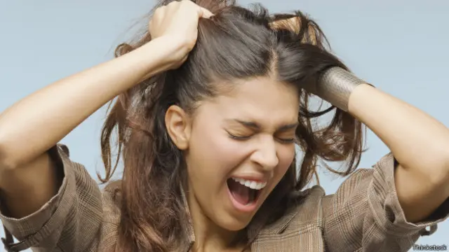 Mujer halándose el cabello