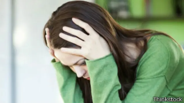 Mujer con la cabeza en las manos