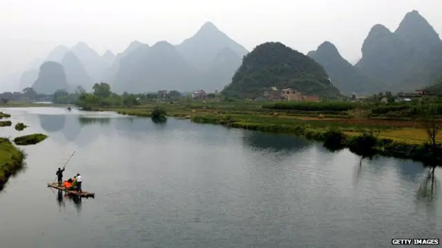 المسؤولون الذين يريدون الاستمتاع بمناظر غويلين الخلابة اثناء اجتماعاتهم يجب أن يكتفوا برسم جداري