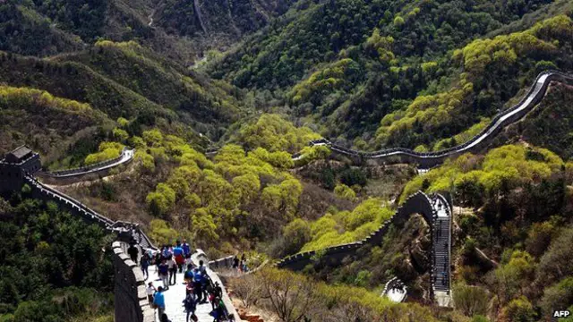 على المسؤولين تسلق سور الصين العظيم في أوقات عطلهم فقط