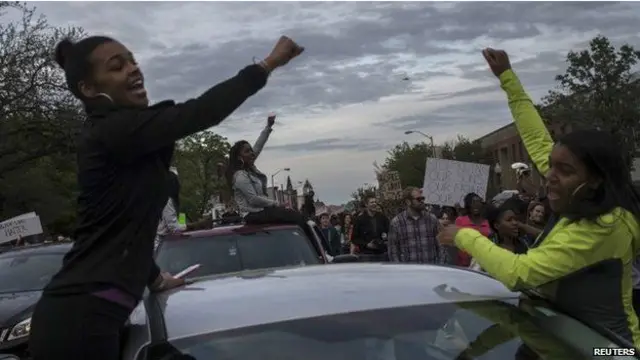 لوگوں نے ہوا میں مکا لہرا کر اور کار کے ہارن بجا کر اپنی خوشی کا اظہار کیا