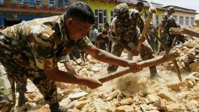 Hầu như toàn bộ quân đội Nepal đã được điều động cho công tác tìm kiếm cứu hộ