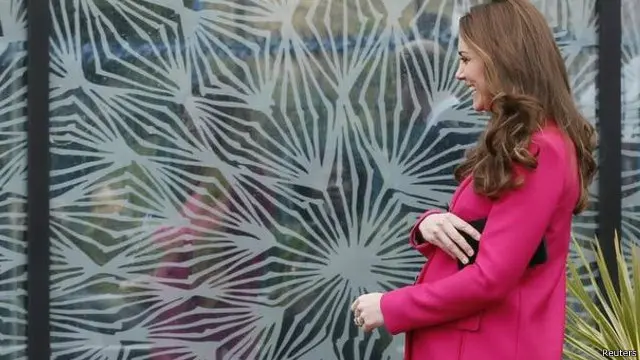 Kate dibawa ke rumahsakit dengan mobil, bersama suaminya, Pangeran Williams