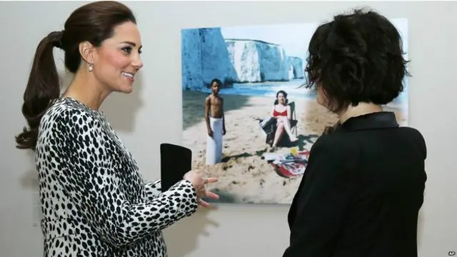 凯特在访问肯特郡一家艺术博物馆时与艺术家交谈。