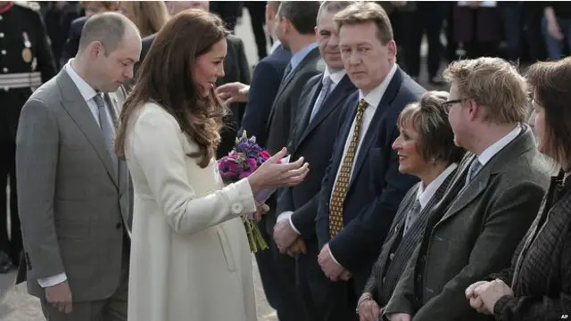 身怀六甲的凯特与电视制片厂雇员交谈。