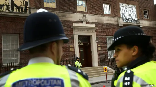 伦敦警察在圣玛丽医院的私家病房——丽都翼外执勤（02/05/2015）