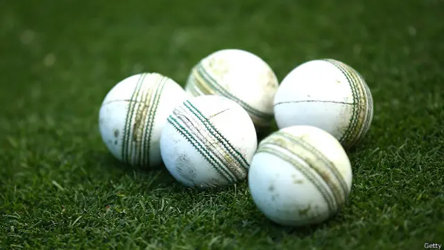 क्रिकेट मैदान पर गेंद