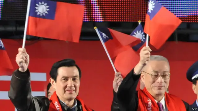 台湾副总统吴敦义(右,资料照片,01/01/2014)