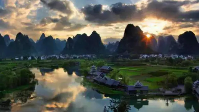 在风景名胜开会是做官员经常能够享受到的好处之一