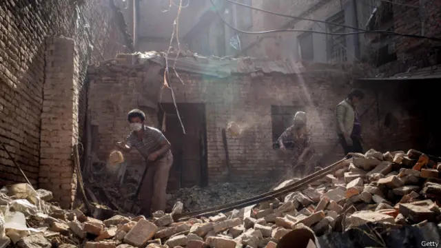 尼泊尔居民震后收拾家园