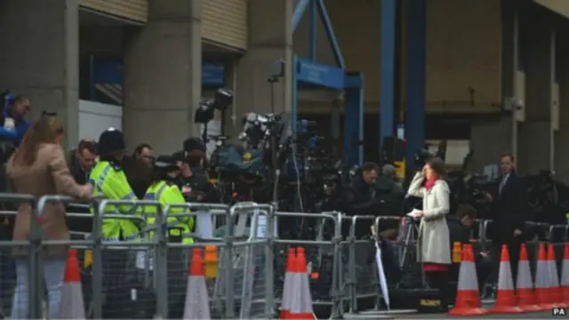 මාධ්‍යවේදීන් කේට් කුමරිය රැඳී සිටින රෝහල ඉදිරිපිට ට රැස්වී සිටින අයුරු