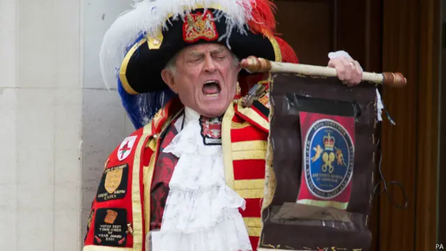 在医院门前宣布小公主诞生！