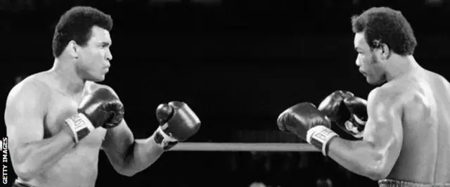 په ۱۹۷۴ کال جورج فورمن (ښۍ خوا ته) محمد علي کلي ته وبایلله