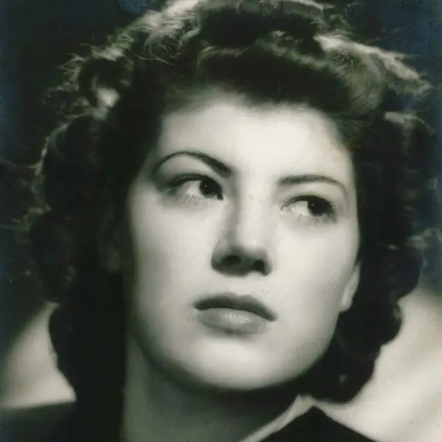 Voyaga etgan fotosuratlarda etek kiyish