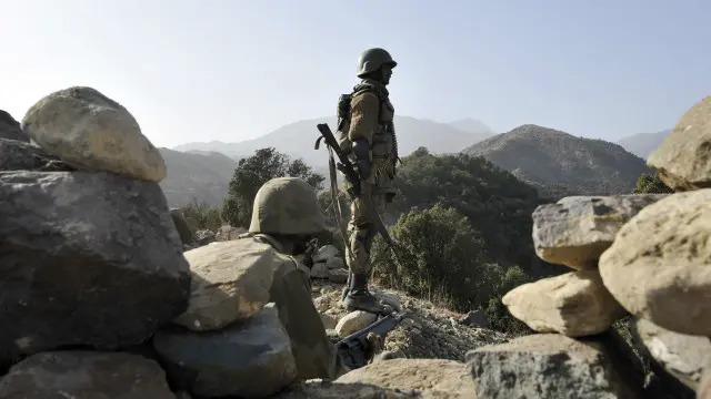 دھماکے میں دو محافظ ہلاک اور ایک زخمی ہوا