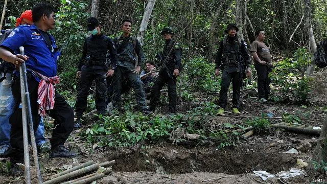 শুক্রবার মালয়েশিয়া থাইল্যান্ড সীমান্তের কাছে প্রত্যন্ত জঙ্গলে ৩২টি কবর খুঁজে পায় থাই কর্তৃপক্ষ।