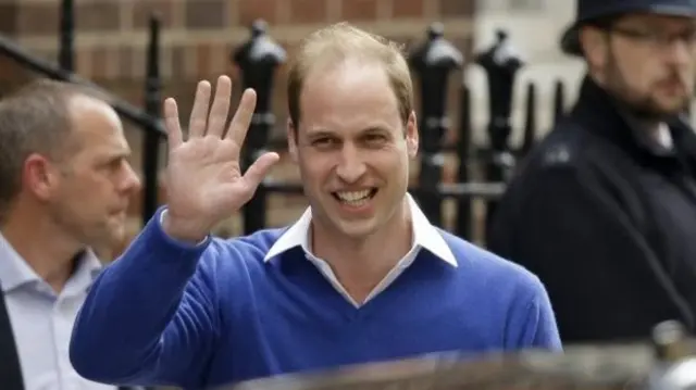 威廉王子周六下午4点走出医院，向守候在外面的粉丝和媒体招手致意，他准备去接乔治小王子，来医院看望妹妹。