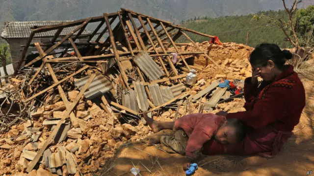 یہ المیہ ان کےلیے سب سے زیادہ تباہ کن ہے جن کا گھر بھی منہدم ہو گیااور جن کے اپنے اچانک اس قدرتی آفت میں دنیا سے چلے گئے