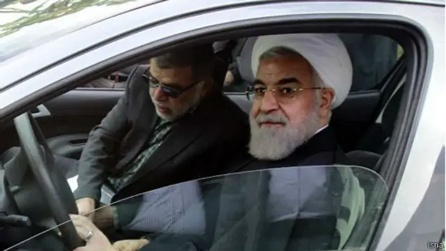 حسن روحانی در حال بازدید از یک خودروی برقی تولید ایران. صنعت خودروی ایران در تمام ۳۵ سال گذشته صرفا با حمایت‌های دولتی فرصت رشد پیدا کرده 