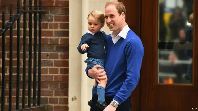 Герцог Кембриджский с сыном у входа в крыло Линдо