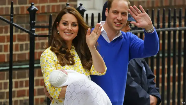 Герцог и герцогиня Кембриджские с новорожденной дочерью на пороге клиники