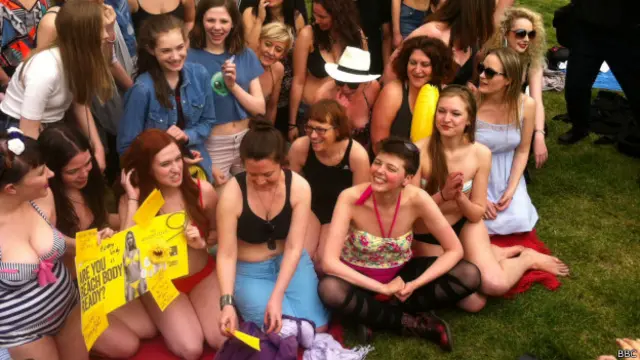 Mulheres fazem protesto contra campanha publicitária (Foto: BBC Brasil)